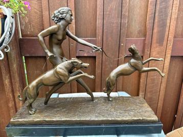 bronzen art vrouw diana met 2 windhonden hazewindhonden  beschikbaar voor biedingen
