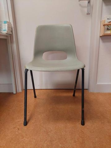 Diverse stapelbare stoelen, zijn altijd in een kerk gebruikt beschikbaar voor biedingen