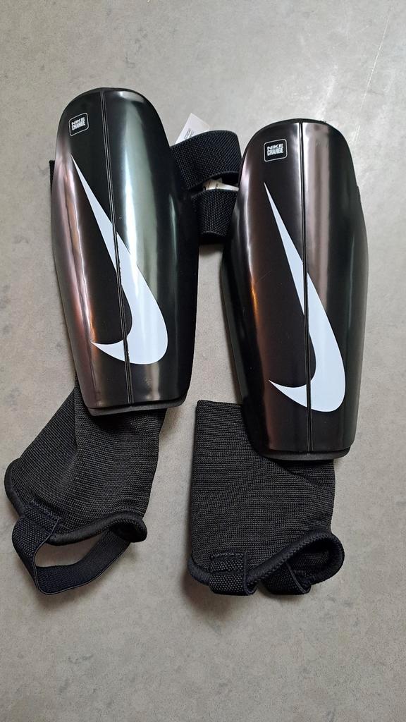 Nike Scheenbeschermers Kindermaat L - Nieuw!, Sport en Fitness, Voetbal, Nieuw, Maat L, Ophalen of Verzenden