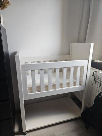 Babywieg met matras beschikbaar voor biedingen
