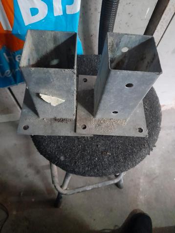 Metalen paalvoeten beschikbaar voor biedingen