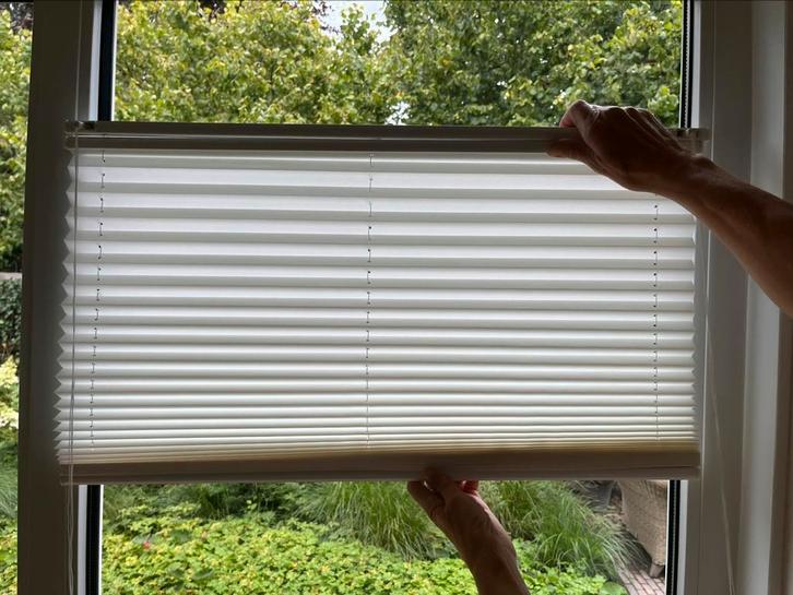 Vrijwel nieuwe plissegordijnen, 1 zijde zonwerend materiaal, Huis en Inrichting, Stoffering | Gordijnen en Lamellen, Zo goed als nieuw