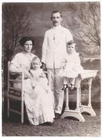 Foto Ned. Indie - Gezin Kind Kinderen Uniform Tafel Stoel, Gebruikt, Foto, Voor 1940, Buitenland