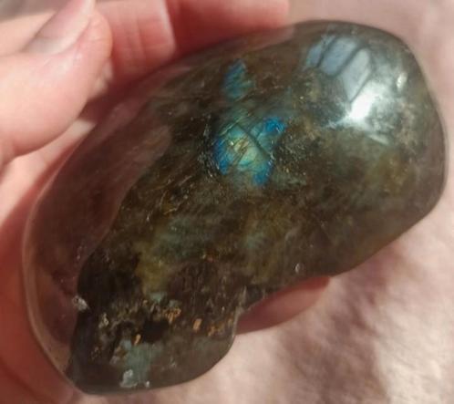Heerlijke knuffelsteen van Labradoriet + kleiner stukje., Verzamelen, Mineralen en Fossielen, Mineraal, Ophalen of Verzenden