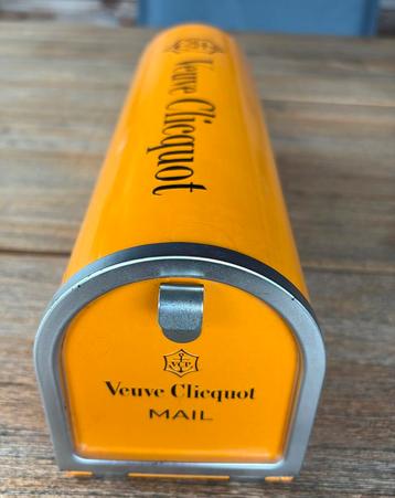 Veuve Clicquot vintage stijl mailbox champagne verpakking beschikbaar voor biedingen