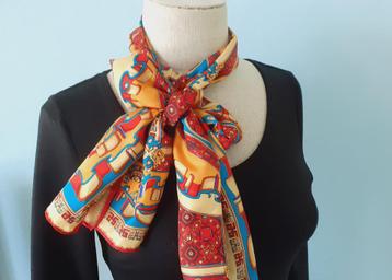 Albert Heijn. Lange zijden sjaal. Leuk!!!  165 x 43 cm.