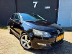 ✅️ Volkswagen Polo 1.4 Benzine 2011 ✅️ Nieuwe APK ✅️, Voorwielaandrijving, Zwart, 4 cilinders, Leder en Stof