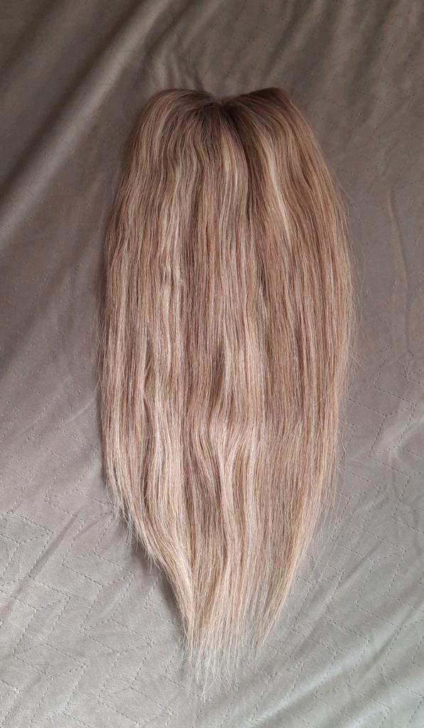 Haarwerk v part haarstuk haarwerk blond met lowlights ♥️🤗, Sieraden, Tassen en Uiterlijk, Uiterlijk | Haarverzorging, Zo goed als nieuw