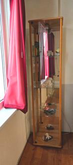 Ranke eikenhouten vitrinekast met spiegelwand en verlichting, Huis en Inrichting, Ophalen, Zo goed als nieuw, 25 tot 50 cm, Eikenhout