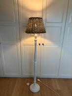 Stijlvolle staande lamp met rieten lampenkap, Ophalen, Gebruikt, Hout, 150 tot 200 cm