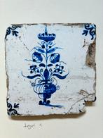 Tegel Delfts Blauw- Bloem in bloempot,  rond 17e eeuw, Antiek en Kunst, Ophalen of Verzenden