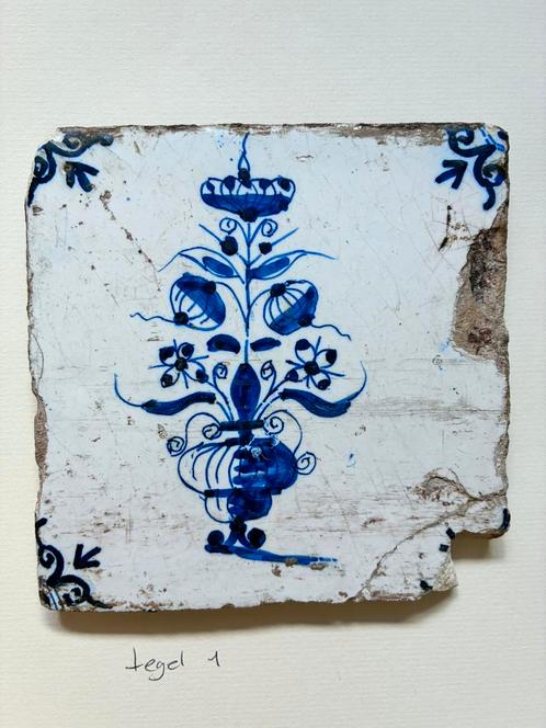 Tegel Delfts Blauw- Bloem in bloempot,  rond 17e eeuw, Antiek en Kunst, Antiek | Wandborden en Tegels, Ophalen of Verzenden