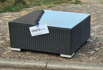 Gratis Loungetafel met glasplaat beschikbaar voor biedingen