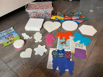 Strijkkralen set vormpjes en heel veel kraaltjes beschikbaar voor biedingen