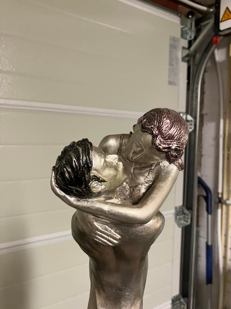 Houten beeld verliefd danspaar, Ophalen