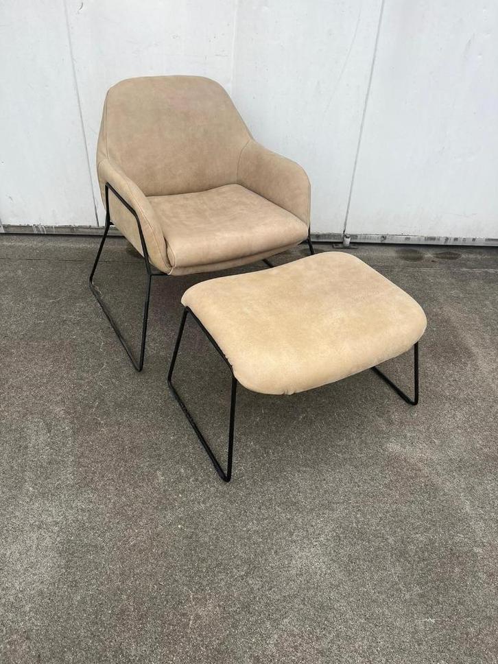 fauteuil 1 stuks met voetenbakje kunstleder zand kleur, Huis en Inrichting, Fauteuils, Gebruikt, Leer, Metaal, 50 tot 75 cm, 75 tot 100 cm
