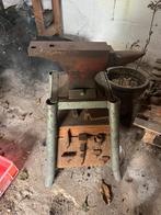 Aambeeld met tassen, Ophalen