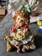 Leuk oud beeldje van meisje met beer en konijn., Verzamelen, Beelden en Beeldjes, Ophalen of Verzenden, Zo goed als nieuw, Mens