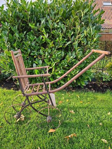 Vintage poppenwagentje beschikbaar voor biedingen