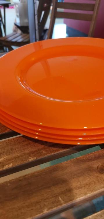 oranje borden van glas beschikbaar voor biedingen