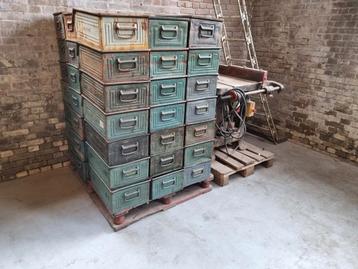 Oude Fabriekskisten | Vintage | Decoratie beschikbaar voor biedingen