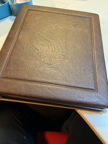 Postzegelalbum met speciale uitgaven o.a. Zwitsersland beschikbaar voor biedingen