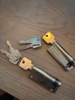 Twee halve cylindersloten met dezelfde sleutel, Doe-het-zelf en Verbouw, Ophalen of Verzenden, Nieuw, IJzer, Slot