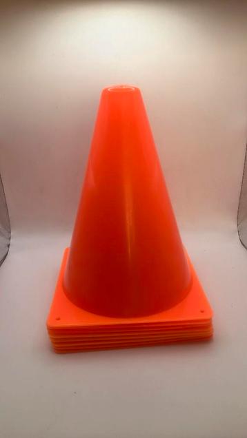 8 stuks Voetbaltrainingskegels, plastic. In goede staat. beschikbaar voor biedingen
