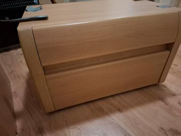 2 houten nachtkastjes 
