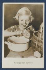 fotokaart meisje aardappelen schillen, Verzamelen, Ansichtkaarten | Themakaarten, Verzenden, 1920 tot 1940, Gelopen, Kinderen