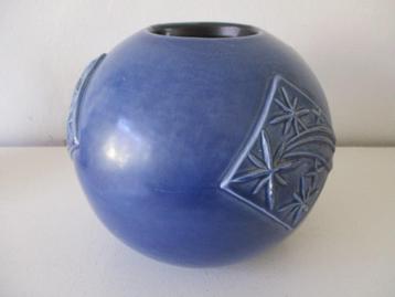 Grote blauwe bolvaas vaas met decoratie in blauw beschikbaar voor biedingen