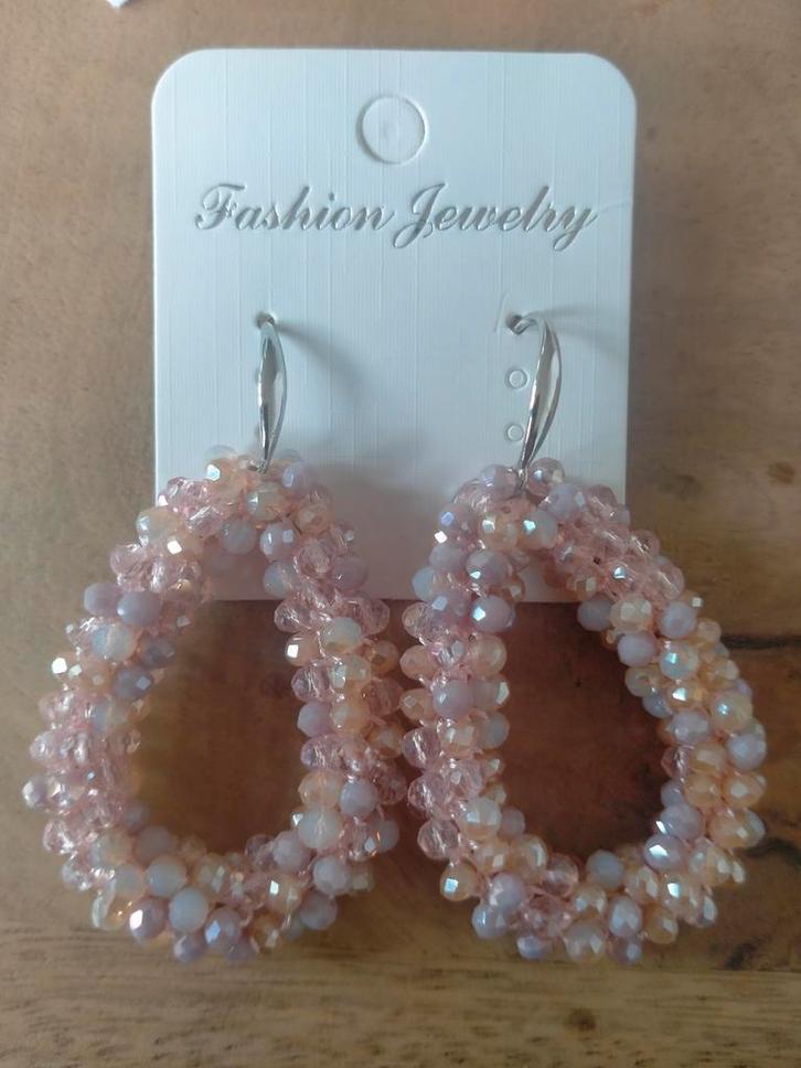 Oorbellen met zilveren haakje en hanger pastel roze kralen, Sieraden, Tassen en Uiterlijk, Oorbellen, Nieuw, Overige materialen