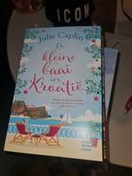 Julie caplin De kleine baai in Kroatië, Boeken, Romans, Ophalen of Verzenden, Zo goed als nieuw, Nederland