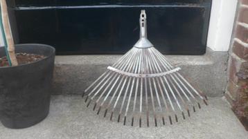 Stalen bladhark verstelbaar 30 tot 48 cm. breed hark metaal beschikbaar voor biedingen