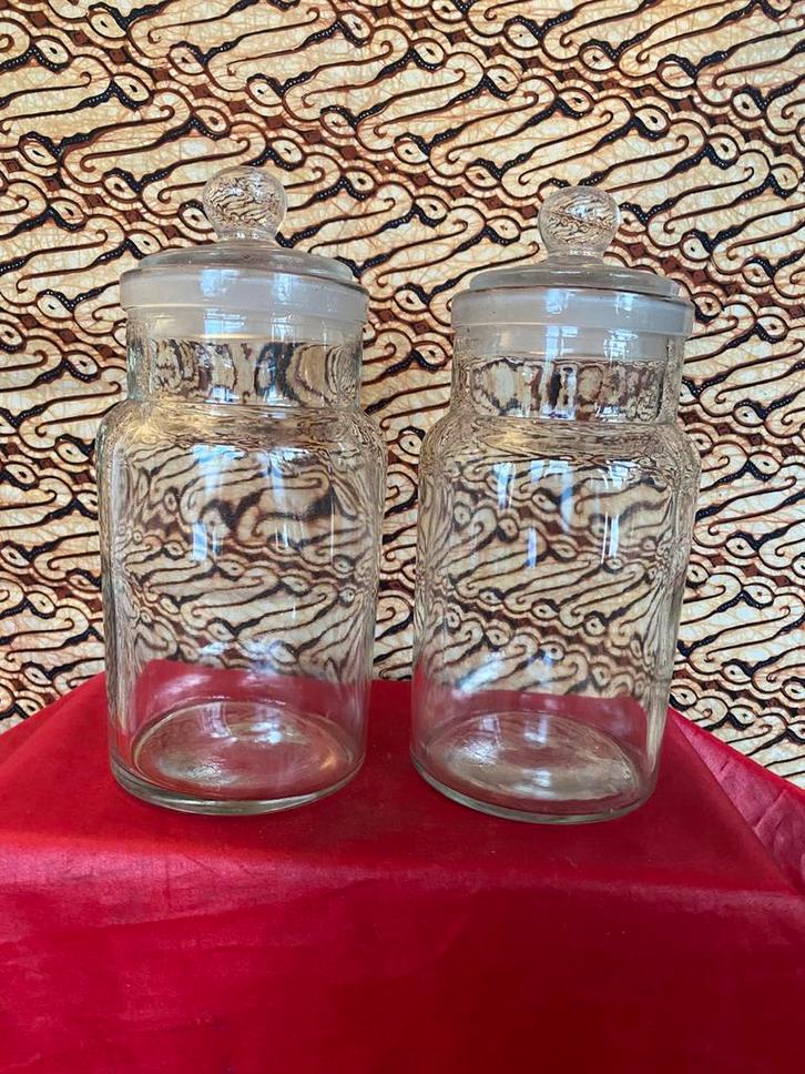 2 IDENTIEKE, PUNTGAVE APOTHEKERSFLESSEN MET GESLEPEN STOP., Antiek en Kunst, Antiek | Glas en Kristal, Ophalen of Verzenden