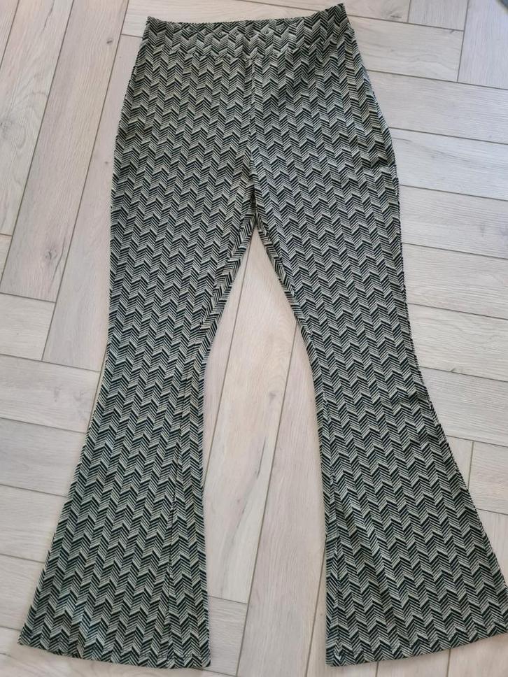 Goud zwarte flairpant King Louie mt L, Kleding | Dames, Broeken en Pantalons, Zo goed als nieuw, Maat 38/40 (M), Zwart, Lang, Ophalen of Verzenden