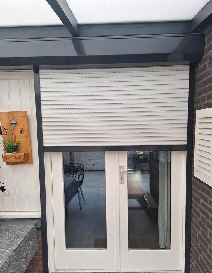 2 elektrische rolluiken te koop, Doe-het-zelf en Verbouw, Rolluiken, Gebruikt, 200 cm of meer, 200 cm of meer, Wit, Ophalen