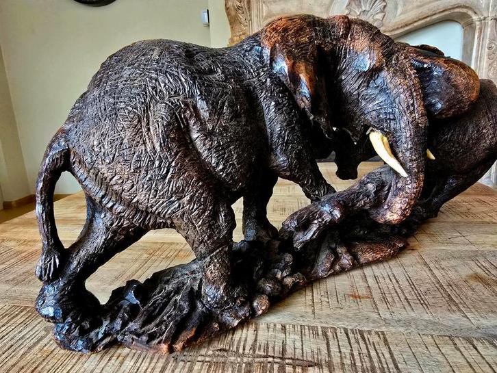 Prachtige Houten olifant sculptuur met ivoor tanden., Antiek en Kunst, Kunst | Beelden en Houtsnijwerken, Ophalen of Verzenden