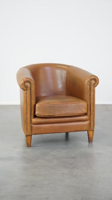 Comfortabele schapenleren clubfauteuil in goede staat beschikbaar voor biedingen