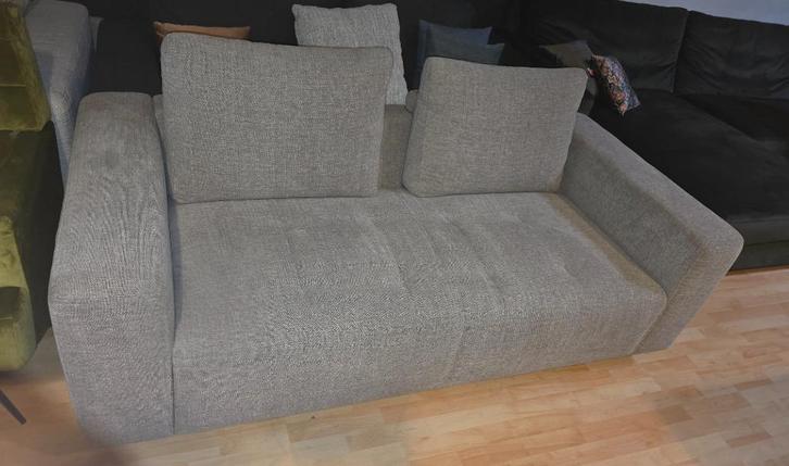 Lazarro 2-zits bank - passe partout showroommodel, Huis en Inrichting, Banken | Bankstellen, Zo goed als nieuw, Rechte bank, Tweepersoons