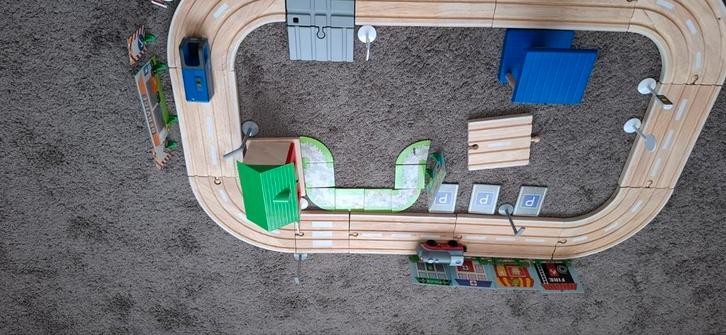 Houten snelweg van lidl met extra trein poppetjes en auto's, Kinderen en Baby's, Speelgoed | Houten speelgoed, Zo goed als nieuw