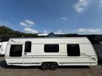 Fendt Palace 700 2023 | Vrijstaand Queensbed, Caravans en Kamperen, Schokbreker, 7 tot 8 meter, Bedrijf, Treinzit
