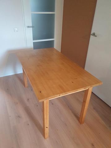 Houten eettafel beschikbaar voor biedingen