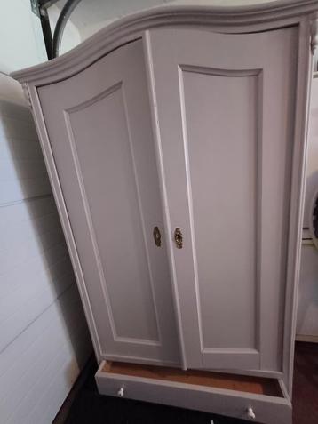 Mooie taupe kleurige brocante kast beschikbaar voor biedingen
