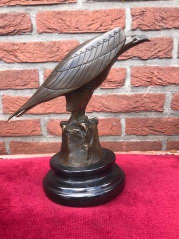fraai bronzen beeld, spiedende adelaar beschikbaar voor biedingen