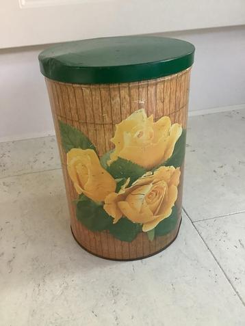 Vintage oud blik Tomado met gele rozen beschikbaar voor biedingen