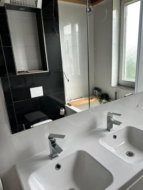 Mooie, ruime spiegelkast met openingen voor stopcontacten, Huis en Inrichting, Badkamer | Badkamermeubels, Zo goed als nieuw, Ophalen