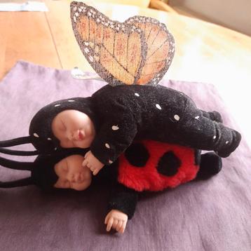 Twee ANNE GEDDES Poppen Ladybug en Butterfly Beanbags beschikbaar voor biedingen