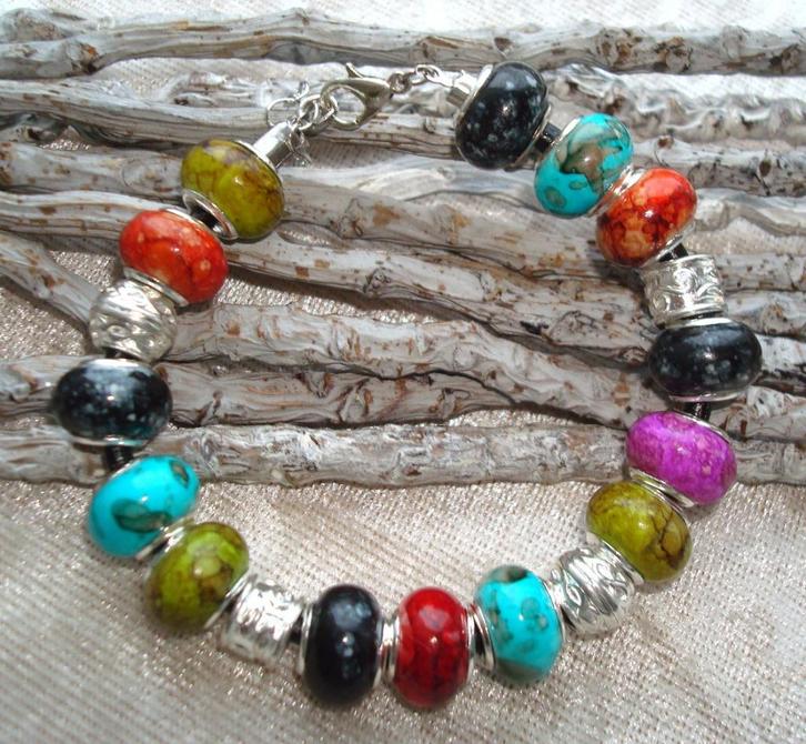 Leren armband met 18 bedels, Sieraden, Tassen en Uiterlijk, Armbanden, Nieuw, Leer, Overige kleuren, Met bedels of kralen, Ophalen of Verzenden