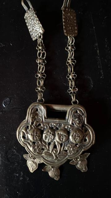 Prachtig antiek zilver kindersieraad beschikbaar voor biedingen